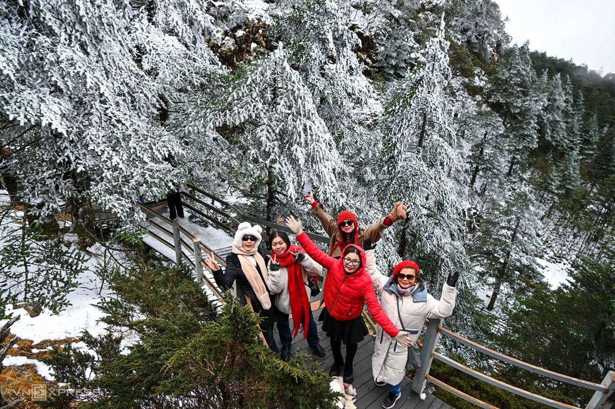 Núi tuyết Kiệu Tử ở Vân Nam thu hút khách Việt